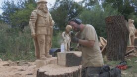 Pri Jordáne v Tomčanoch stoja drevorezby zobrazujúce členov rodu Tomčányiovcov