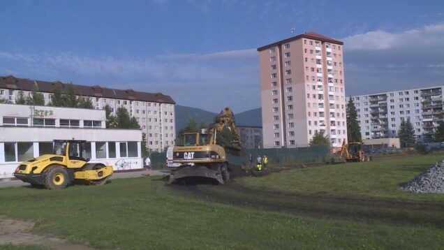 Vonkajší areál školy v Priekope už prechádza kompletnou obnovou. Okrem nových možností pre šport, modernizácie sa dočkajú aj dve triedy a pribudne aj učebňa pod holým nebom