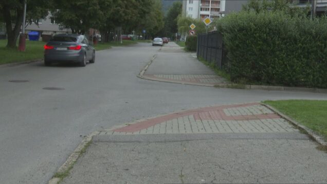 Vyskúšali si špeciálne okuliare aj model periskopu. Zistili, že bariéry vo verejnom a dopravnom priestore predstavujú pre nevidiacich veľkú prekážku