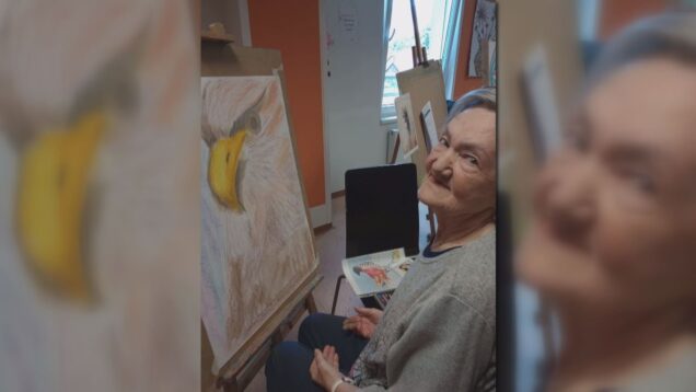 Keď sa spojí detský smiech s múdrosťou staroby, vzniká liek všetkých liekov. Arteterapia spojila seniorov, škôlkarov i gymnazistov v krásnom stretnutí plnom farieb