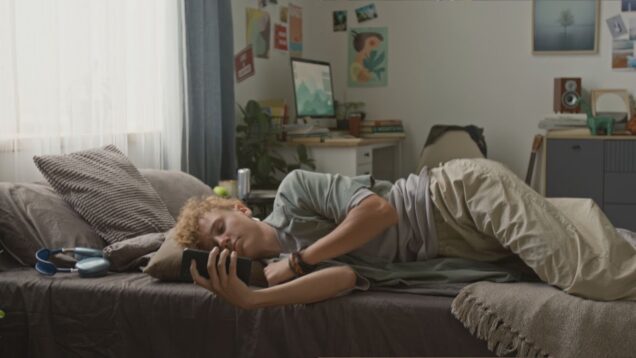 Mobil večer nie je kamarát! Preťažuje mozog a kazí kvalitu spánku