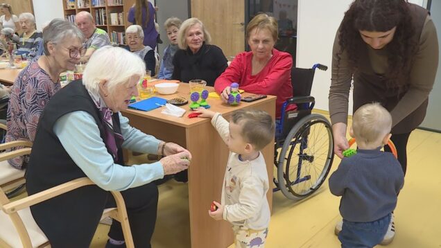 Najmenší vzdali úctu najstarším. Tradícia spájania pokračuje a deti z jasličiek opäť potešili starkých z CSS na Podháji