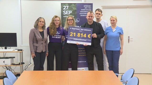Organizátorky Martinského behu medikov už odovzdali symbolický šek na Klinike detí a dorastu Univerzitnej nemocnice Martin