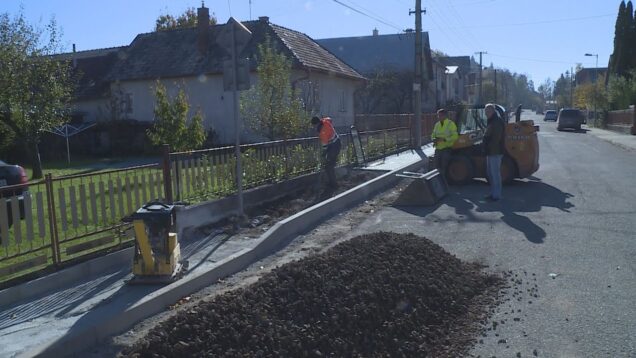 Relatívne dobré počasie využívajú v kúpeľnom meste na mnohé investičné akcie. Realizujú sa vstupy do dvorov, prebieha oprava či výstavba chodníkov a mnoho iného