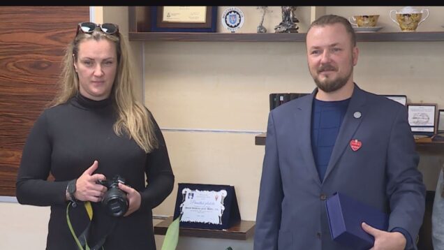 Skromný hrdina, ktorý s pokorou pomáha deťom z domovov a Bambusiek je chodiacim dobrom. Pomáha, učí, motivuje i zabáva. A on to nepovažuje za nič výnimočné