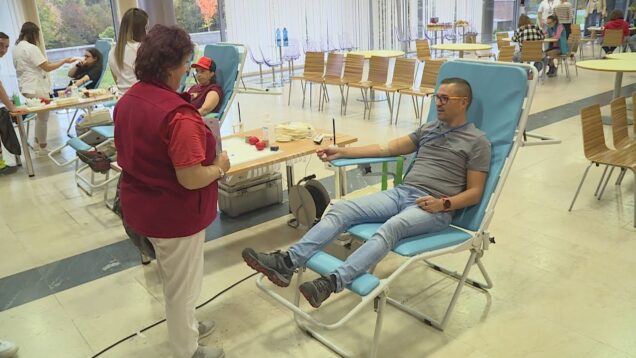 Slovenská národná knižnica začala písať nový príbeh, tentoraz o empatii a solidarite. Zorganizovala kvapku krvi a najvzácnejšiu tekutinu darovali mnohí zamestnanci po prvý raz