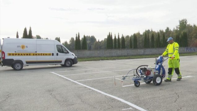 Vďaka vyznačeným čiaram sa na parkovisko pri cintoríne zmestí viac áut