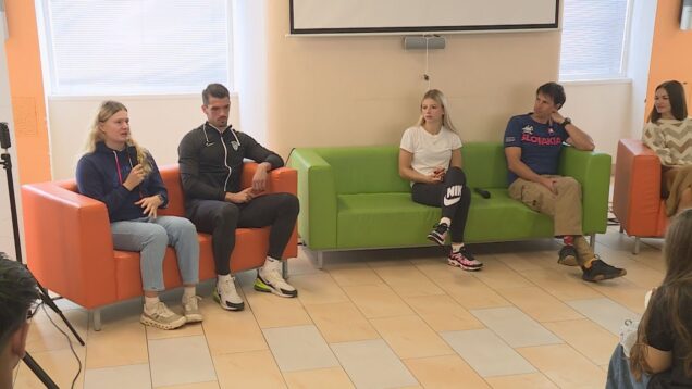 Zober loptu, nie mobil – hviezdy slovenského športu besedovali so žiakmi o kyberšikane, nástrahách internetu a o rovnováhe medzi online svetom a reálnymi zážitkami