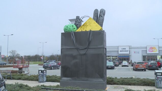 Priestor nákupného centra v Košútoch oživila ďalšia umelecká inštalácia. Ku kovovej soche sv. Martina pribudla nákupná taška, ktorá vystihuje charakter miesta