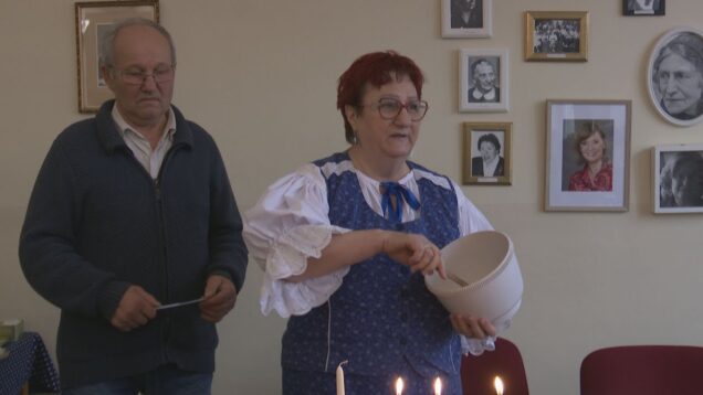 Pod vedením medovnikárky Márie Balačinovej pripravovali polevu a zdobili medovníčky