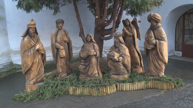 Rezbár Miroslav Kalanka vdýchol starému drevu nový život. Martinčania sa dočkali betlehema, ktorý prináša to skutočné posolstvo Vianoc