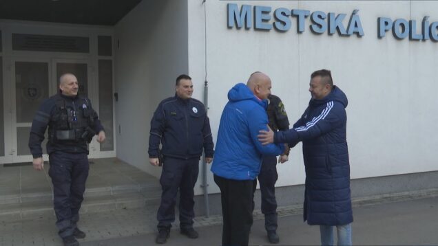 Štedrý deň je pre väčšinu ľudí časom pokoja a rodinných stretnutí. Sú však aj takí, ktorí trávia čas v práci. Niektorým z nich prišiel poďakovať prednosta mestského úradu