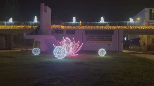 Trblietavá svetelná výzdoba rozsvietila aj mestské časti, Poteší ľudí v parkoch, pri školách aj na námestiach