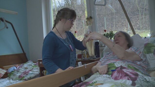 V sociálnom podniku pečie Tamarka, spolu so sestrou Aďkou vianočné oplátky. Tie s veľkou láskou rozdávajú klientom zariadenia pre seniorov