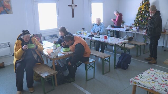 Ani v krutej zime nezostávajú ľudia bez domova bez pomoci. Charita a nocľaháreň predĺžili otváracie hodiny, poskytujú im teplý čaj, polievku, oblečenie a pocit bezpečia