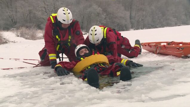 Korčuliari pozor! Ľad na vodnej ploche je bezpečný, keď má hrúbku 12 až 15 centimetrov