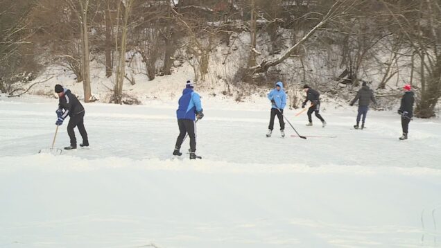 Korčuliari si zimu na prírodných vodných plochách vychutnávajú s radosťou, no zároveň s rešpektom k ľadu