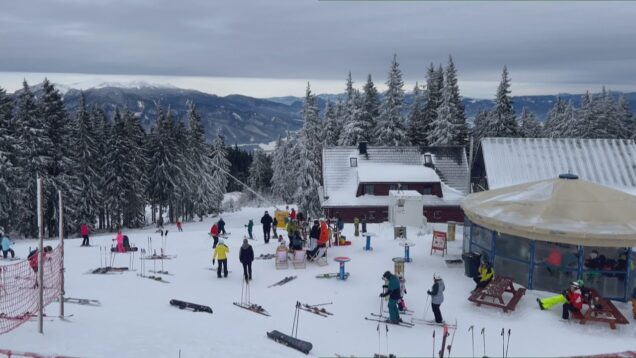 Martinské hole ožili. Stovky lyžiarov a turistov využívajú skvelé snehové podmienky a zimnú zábavu