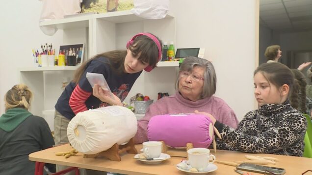 Paličkujú nielen dámy ale aj mladé slečny. Bohatstvo a tradície našich predkov pokračujú v ďalších generáciách