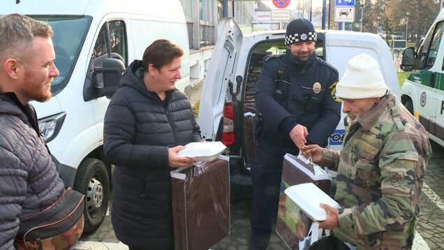 Pomoc, ktorá zahrieva. Ľudia bez strechy nad hlavou si prevzali vianočné balíčky, v ktorých nechýbali teplé deky, oblečenie a trvanlivé potraviny