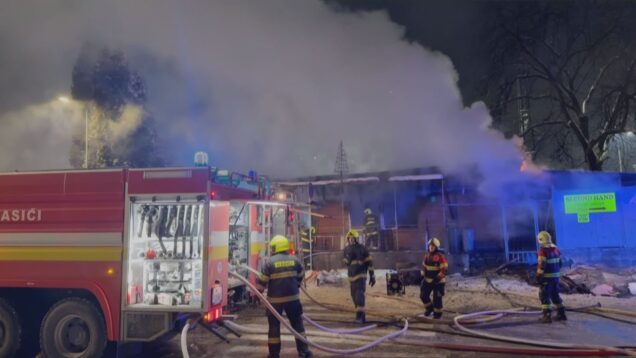 Z opustených priestorov šľahali plamene. Hasiči likvidovali požiar niekoľko hodín