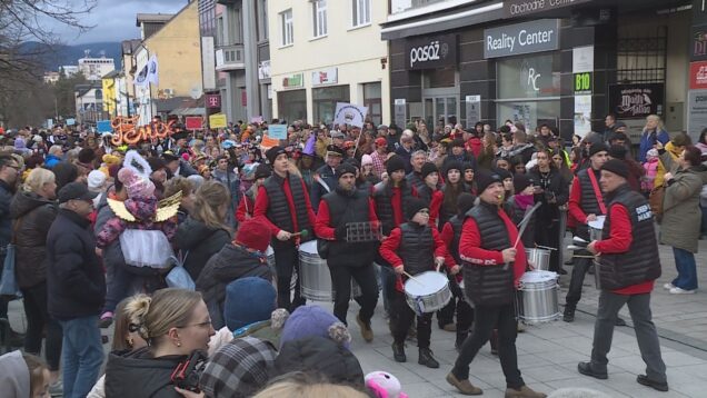 Centrum mesta sa v piatok zmenilo na pulzujúce srdce zábavy. Bubny udávali tempo, spev sa niesol ulicami a tradície spojili celé generácie 