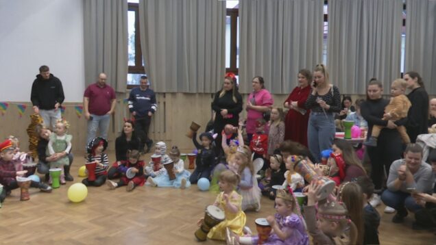 Karneval opäť spojil deti, rodičov aj celú komunitu. Sála ožila tancom, bubnovačkou a dobrou náladou, ktorú ešte viac umocnila návšteva obľúbeného detského hrdinu Kráľa Juliena