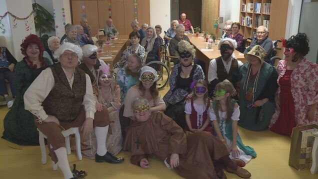 Keď divadlo zahreje viac než čaj – vždy ochotní ochotníci zo Záturčia priniesli do zariadenia pre seniorov na Podháji smiech, radosť a teplo