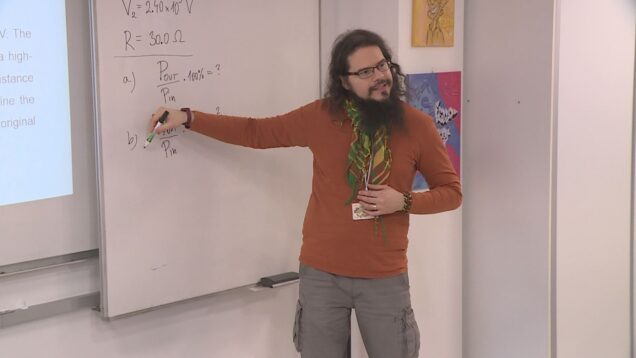 Martin Štubňa je učiteľ, ktorý dokazuje, že aj fyzika môže žiakov baviť. Jeho hodiny nie sú len o vzorcoch, ale hlavne o porozumení a podpore žiakov