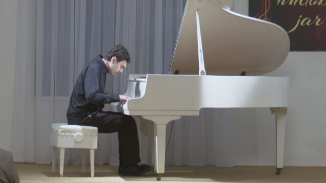 Mladý talentovaný klavirista rozozvučal svojou geniálnou hrou synagógu vo Vrútkach