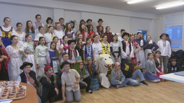 Niektorí žiaci sa zabávali v maskách, iní predviedli tradičné ľudové kroje. Fašiangy, tradície a láska sa spojili v ďalšom nezabudnuteľnom podujatí