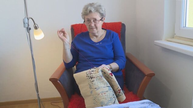 Pani Elenka Bartošová každý večer sadá do svojho obľúbeného kresla a premieňa obyčajné bavlnky na nádherné obrazy. Každý z nich by vedel rozprávať vlastný príbeh