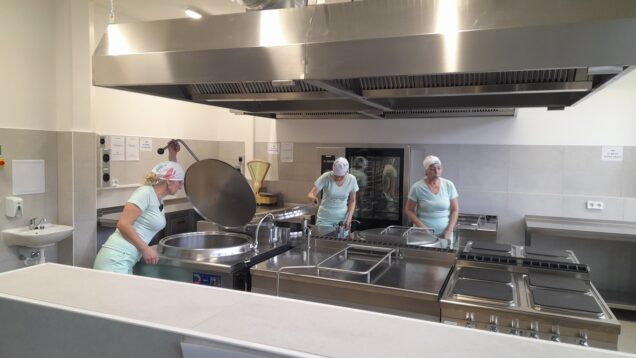 Po rokoch čakania sa žiaci a zamestnanci ZŠ A. Stodolu v Záturčí dočkali vlastnej školskej kuchyne a kompletne zrekonštruovanej jedálne