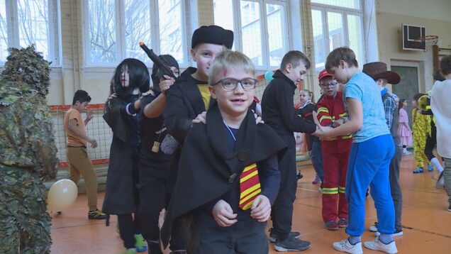 Telocvičňa ZŠ P. Mudroňa sa stala pestrým karnevalovým svetom, v ktorom fantázia detí nemala hraníc