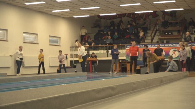 Zábava a súťažné napätie v kolkárni v Priekope: martinská celoročná olympiáda rekreačných športovcov prilákala súťažiacich nielen z Martina