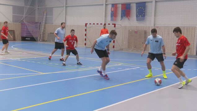 Záverečné kolo Zimnej ligy malého futbalu v Martine poriadne premiešalo poradie na čele tabuľky, z premiérového titulu sa napokon tešili Severania