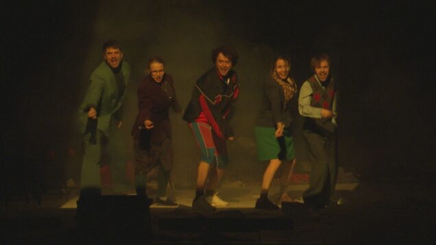 Čo vlastne chcú diváci, tvorcovia a herci? Martinské divadlo sa na to pýta v novej inscenácii. Odpoveďou je energická multižánrová revue