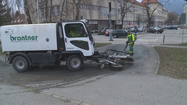 Do ulíc vyrazili čistiace stroje aj pracovníci. Zametajú sa chodníky a cesty, čistia sa verejné priestranstvá