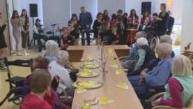 Fénix priniesol seniorom šťastie a potešil ich veľkými smajlíkmi. Milí naši priaznivci, pozrite si posledné točenie našej Maťky. Charakterizuje ho to, čím bola známa – spájaním ľudí naprieč generáciami.