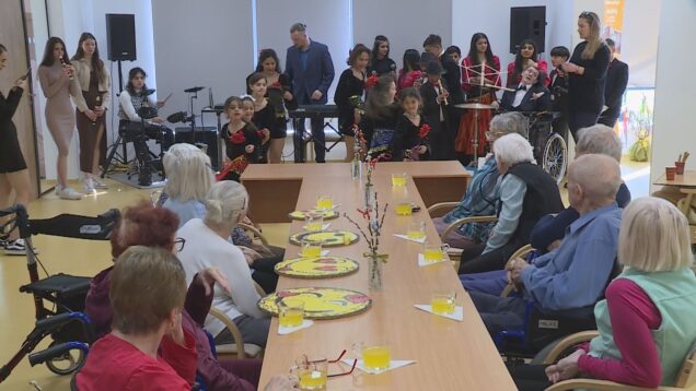 Fénix priniesol seniorom šťastie a potešil ich veľkými smajlíkmi. Milí naši priaznivci, pozrite si posledné točenie našej Maťky. Charakterizuje ho to, čím bola známa – spájaním ľudí naprieč generáciami.