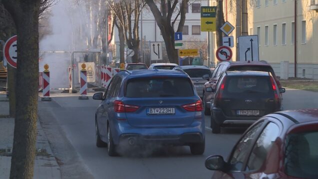 Kolóny a obmedzená doprava. Teplári začali s opravou horúcovodného potrubia