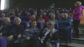 Marcové dopoludnie potešilo seniorov. Videli film a dostali sladký balíček