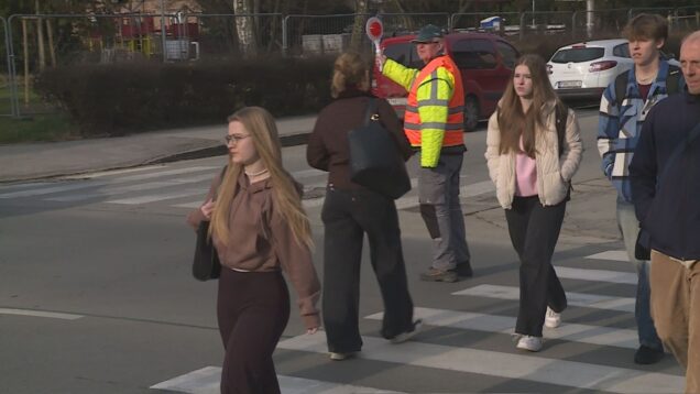Na frekventovanej ceste stoja každý pracovný deň: sprevádzajú študentov a verejnosť cez priechod pre chodcov