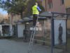 Pracovníci Sociálneho podniku čistia zastávky a ulice, odstraňujú grafity, staré plagáty a neporiadok, aby priniesli obyvateľom príjemné a upravené prostredie