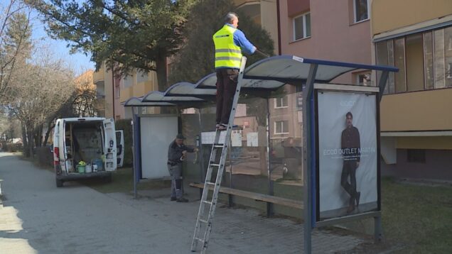 Pracovníci Sociálneho podniku čistia zastávky a ulice, odstraňujú grafity, staré plagáty a neporiadok, aby priniesli obyvateľom príjemné a upravené prostredie