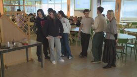 Študenti Strednej priemyselnej školy technickej prišli medzi žiakov Hurbanky, aby im ukázali správny spôsob separácie a likvidácie elektroodpadu