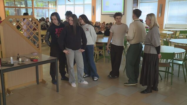 Študenti Strednej priemyselnej školy technickej prišli medzi žiakov Hurbanky, aby im ukázali správny spôsob separácie a likvidácie elektroodpadu