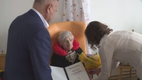 Vzácna dáma sa narodila 12.3. 1925. Svoje dni trávi v CSS Ľadoveň a hoci nie každý deň je zaliaty slnkom, jej pozitívny prístup k životu dokáže rozžiariť každú chvíľu