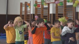 1. apríl na ZŠ Alexandra Dubčeka: telocvičňa plná masiek, vtipných scénok a smiechu