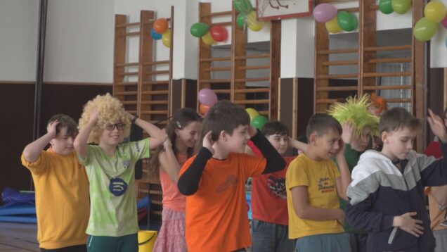 1. apríl na ZŠ Alexandra Dubčeka: telocvičňa plná masiek, vtipných scénok a smiechu